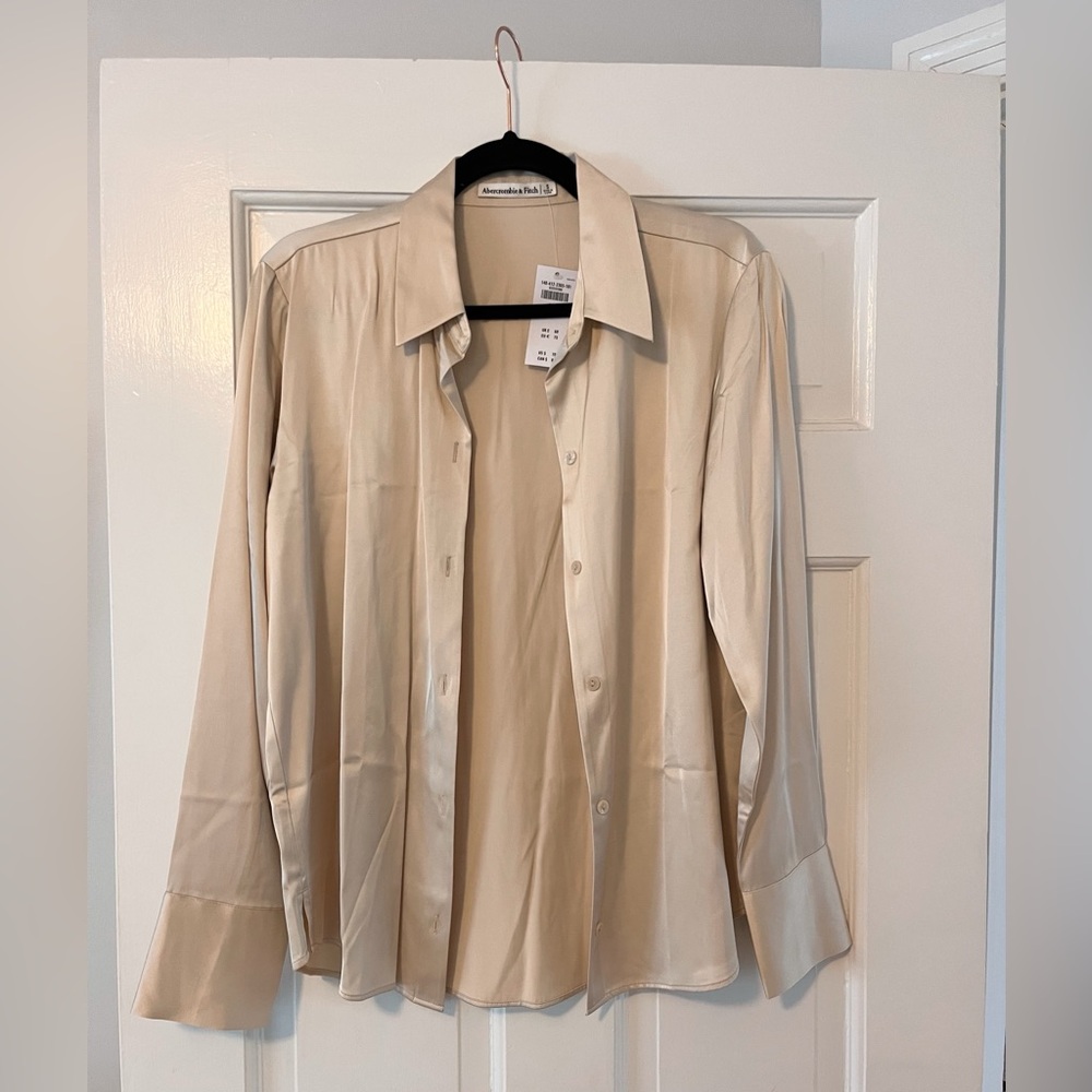 NWT Abercrombie and Fitch light gold button down in size Small